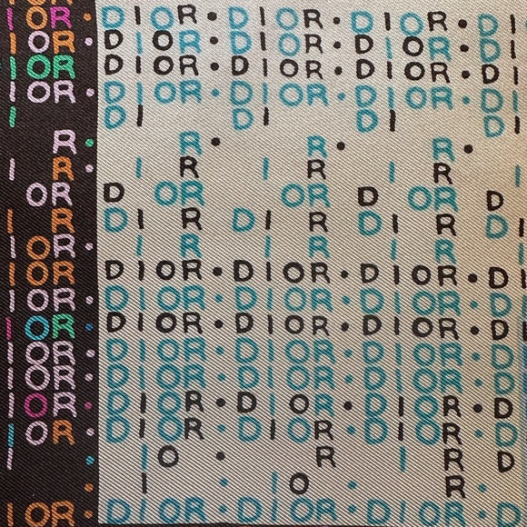 Christian Dior 100% Beautiful Silk Scarf. - Picture 4 of 4